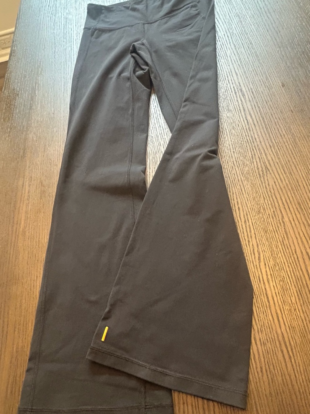 Lucy Black Boot-Cut Flare Yoga Pants Medium Short Court - Picture 2 of 8